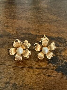 Van Dell Vintage Gold 12k GF Mid Century Pearl Floral Screwback Earrings